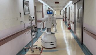 Тайванські лікарі представили світу роботизовану медсестру