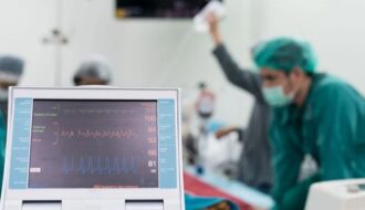 Американские хирурги провели первую полную роботизированную трансплантацию сердца без рассечения грудной клетки